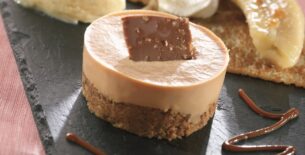 Mousse al caramello con sablé di mandorle e nocciole