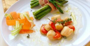 Capesante al burro e aceto di mele con mazzettino di asparagi