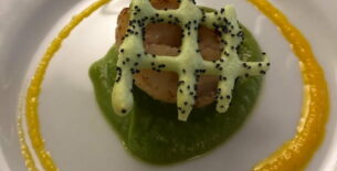 Capesante su passata di piselli e coulis alla carota