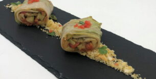 Involtino vegetariano di cicoria con ripieno di ratatouille su crumble di pane all’aglio