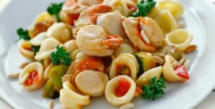 Orecchiette all’ortolana con pinoli tostati e capesante