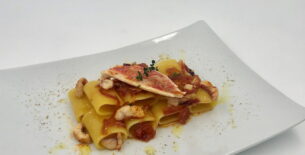 Paccheri con triglie, cipolla rossa e pomodoro