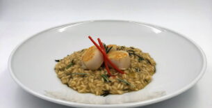 Risotto aglio, olio e peperoncino con capesante al profumo di rosmarino