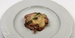 Spalla di vitello cotta a bassa temperatura in confit con salsa tonnata
