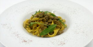 Tagliatelle allo zafferano con tonno e rucola