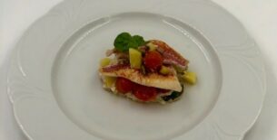 Millefoglie al cartoccio di triglia con patate, pomodori e pistacchi al profumo di basilico