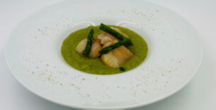 Vellutata di asparagi con capesante al lardo di colonnata