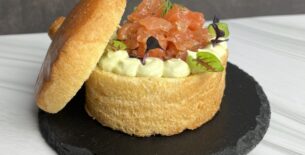 Coccio di pan brioches con tartare di salmone e avocado