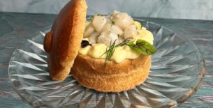 Coccio di pan brioches con tartare di canestrelli e mango