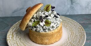 Coccio di pan brioches con spinaci e ricotta