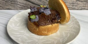 Coccio di pan brioches con guancia di manzo in confit