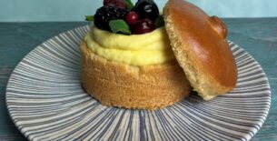 Coccio di pan brioches con crema pasticcera e frutti di bosco