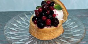 Coccio di pan brioches con gelato al fiordilatte e misto bosco