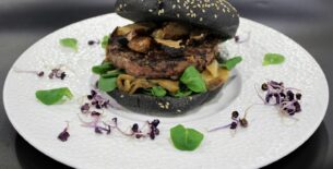Burger black Angus U.S.A con foie gras, porcini, e salsa al tartufo