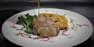 Guancia di manzo in confit con fette di fungo porcino fritte