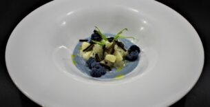 Tartare di canestrelli in vellutata di cavolfiore viola e tartufo