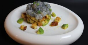 Tartare di gambero blu con avocado e crostini